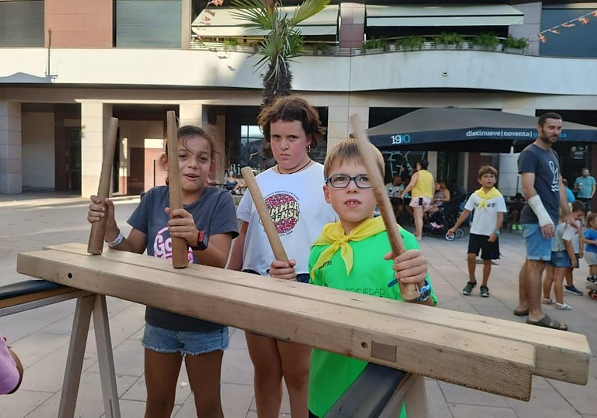 Unos niños experimentan con la txalaparta durante la fiestas de 2024.