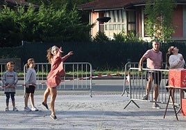 Una mujer durante su participación en el campeonato de lanzamiento de txapelas del pasado año.