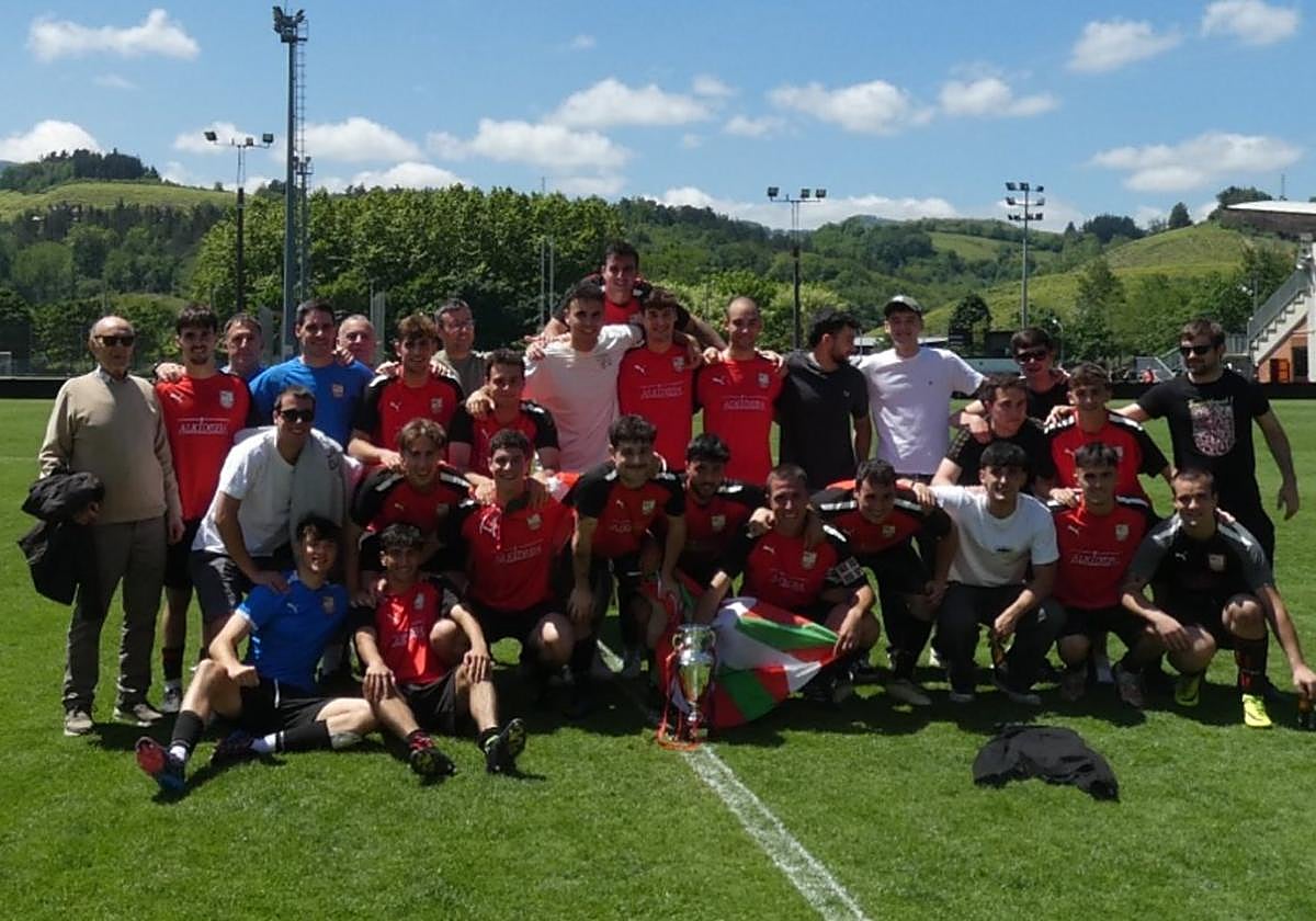 La plantilla del Urki Alkideba, que cerró la temporada pasada levantando el título de campeón de Gipuzkoa, jugará su amistoso este viernes.
