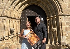 Goizane Álvarez y Mikel Serrano durante la presentación del ciclo, en la ermita de la Antigua.