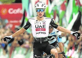 Ayuso manejó a la perfección la fuga y batió con facilidad al sprint a Javi Romo a escasos metros del apartamento en el que vivió dos veranos.