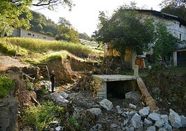 El baserri de Maiz en Ikaztegieta tiene aún el acceso destruido, pero ya sin el poste colgando. El cauce original del arroyo iba por el 'túnel' que se aprecida en la imagen.