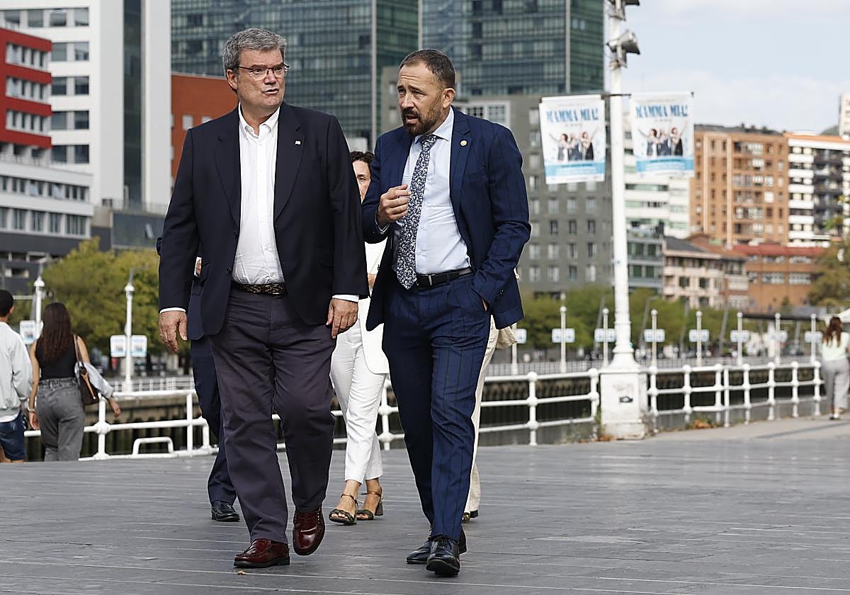 El alcalde de Bilbao, Juan María Aburto, y el consejero vasco de Vivienda, Denis Itxaso, este jueves en la capital vizcaína.
