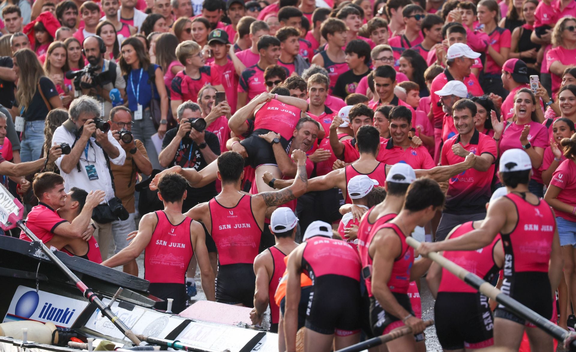 La marea rosa invade Donostia