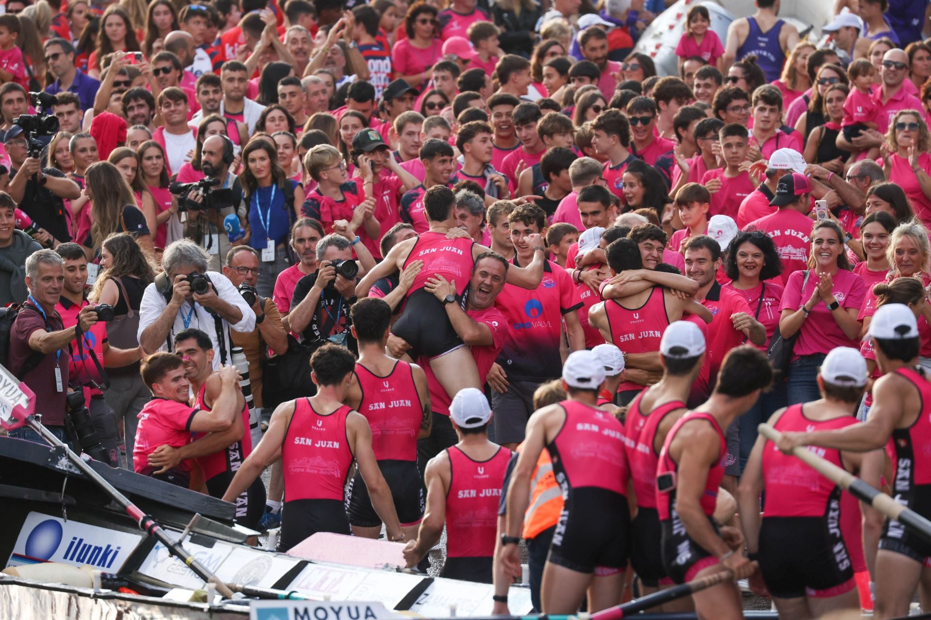 La marea rosa invade Donostia