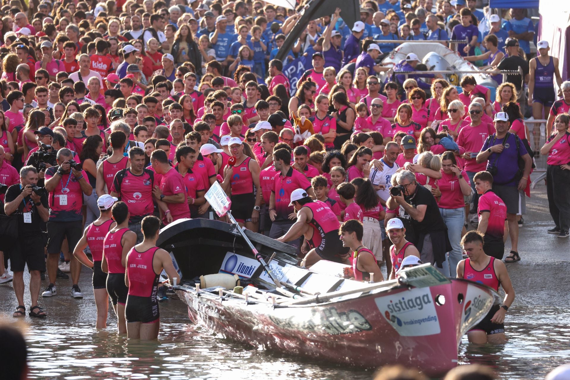 La marea rosa invade Donostia