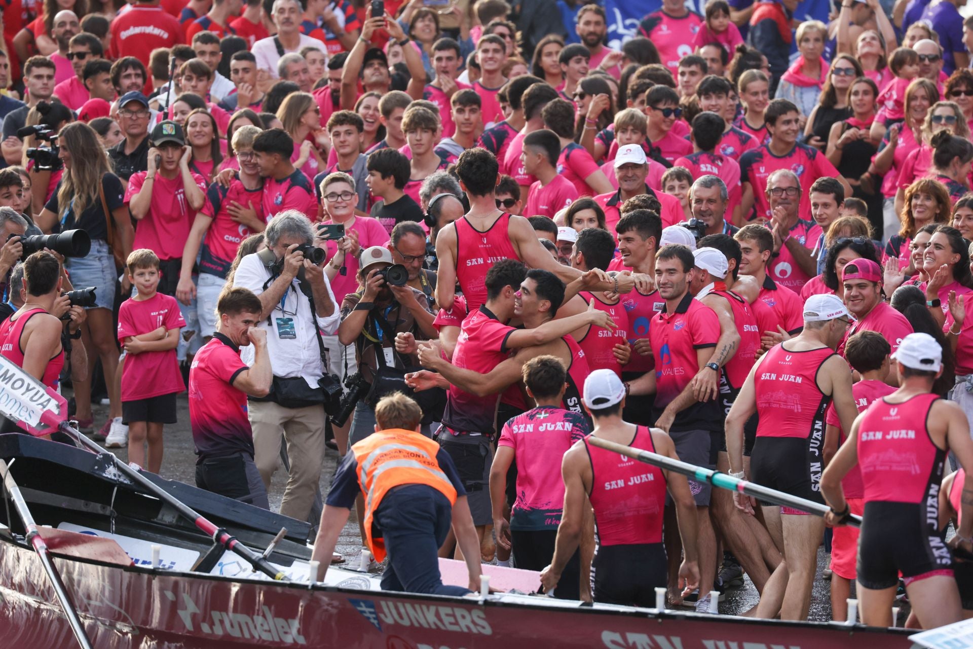 La marea rosa invade Donostia