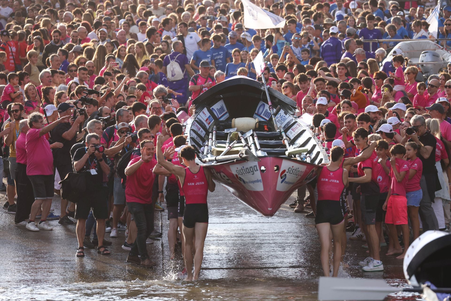 La marea rosa invade Donostia