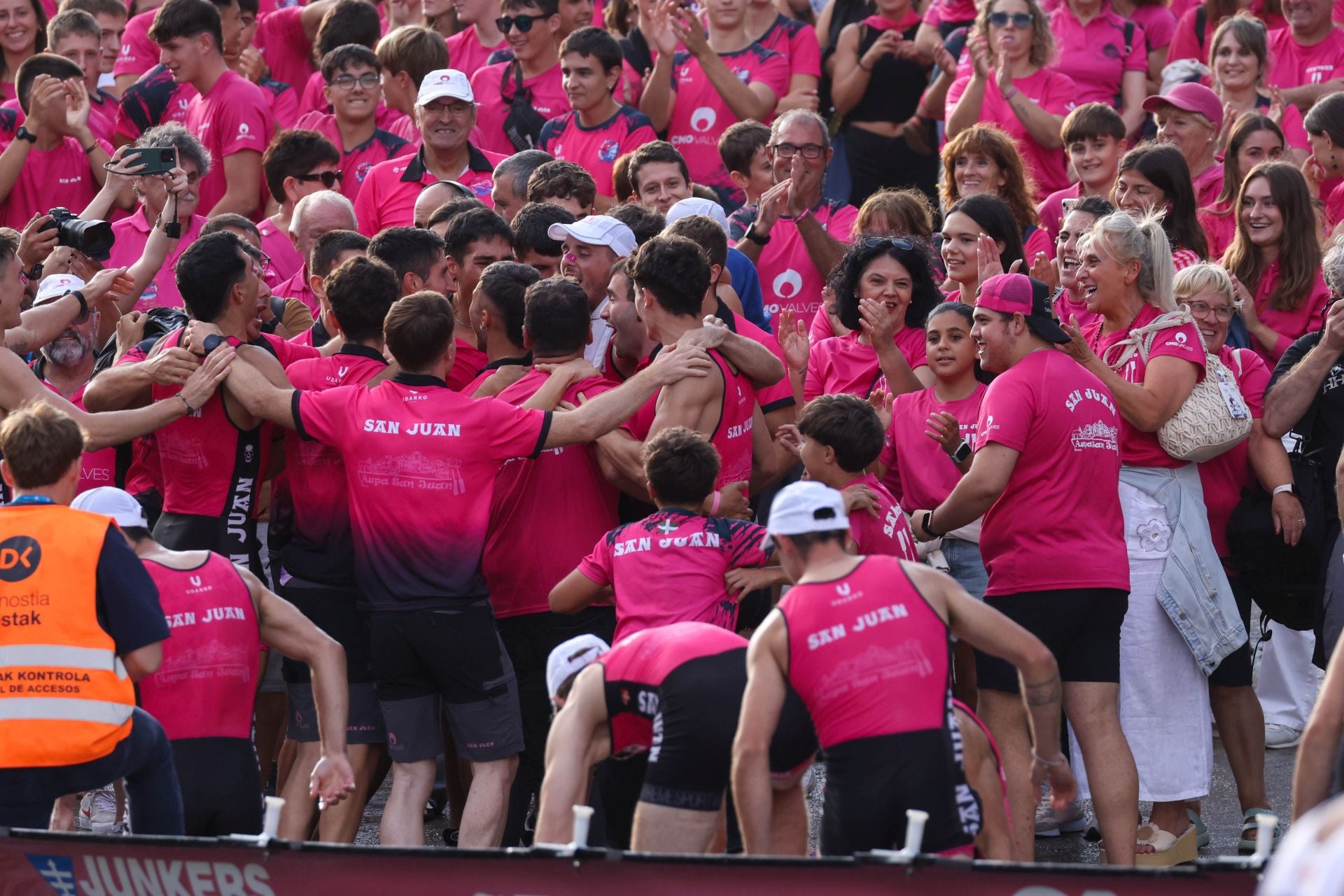 La marea rosa invade Donostia