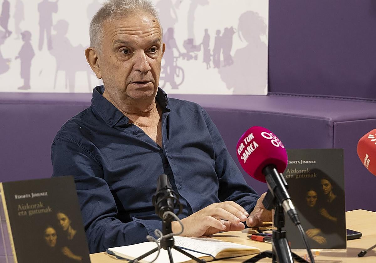 Edorta Jimenez, 'Aizkorak eta gutunak' liburuaren aurkezpenean.