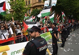 Protestas ayer durante la carrera en el centro de Bilbao