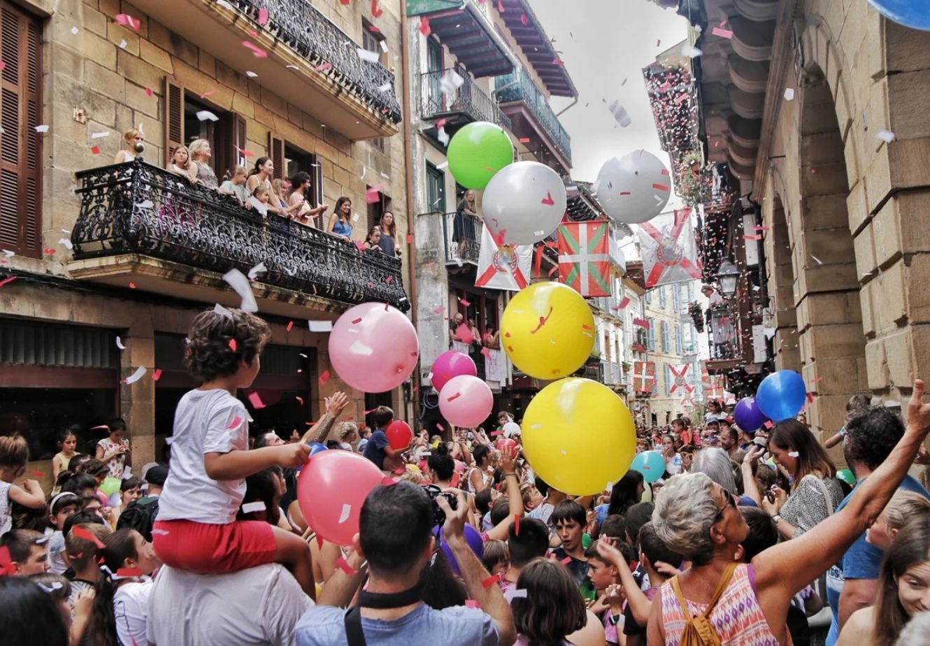 Alegría y color en el txupinazo infantil de las fiestas en Hondarribia.
