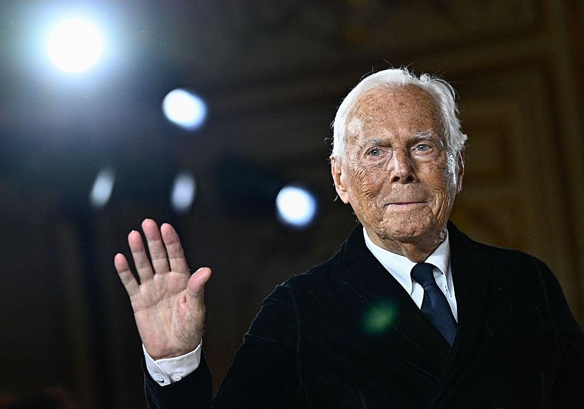El diseñador italiano Giorgio Armani durante el desfile de presentación de la temporada Primavera-Verano de su firma este enero en París.
