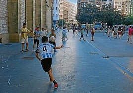 Niños jugando en la plaza Cataluña.