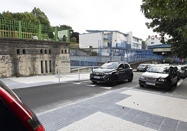 Nuevo paso de peatones elevado junto al colegio María Reina.