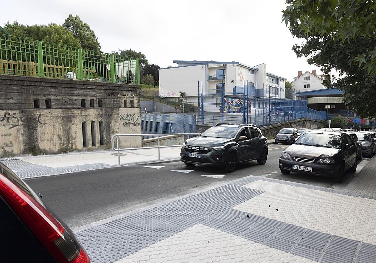 Nuevo paso de peatones elevado junto al colegio María Reina.