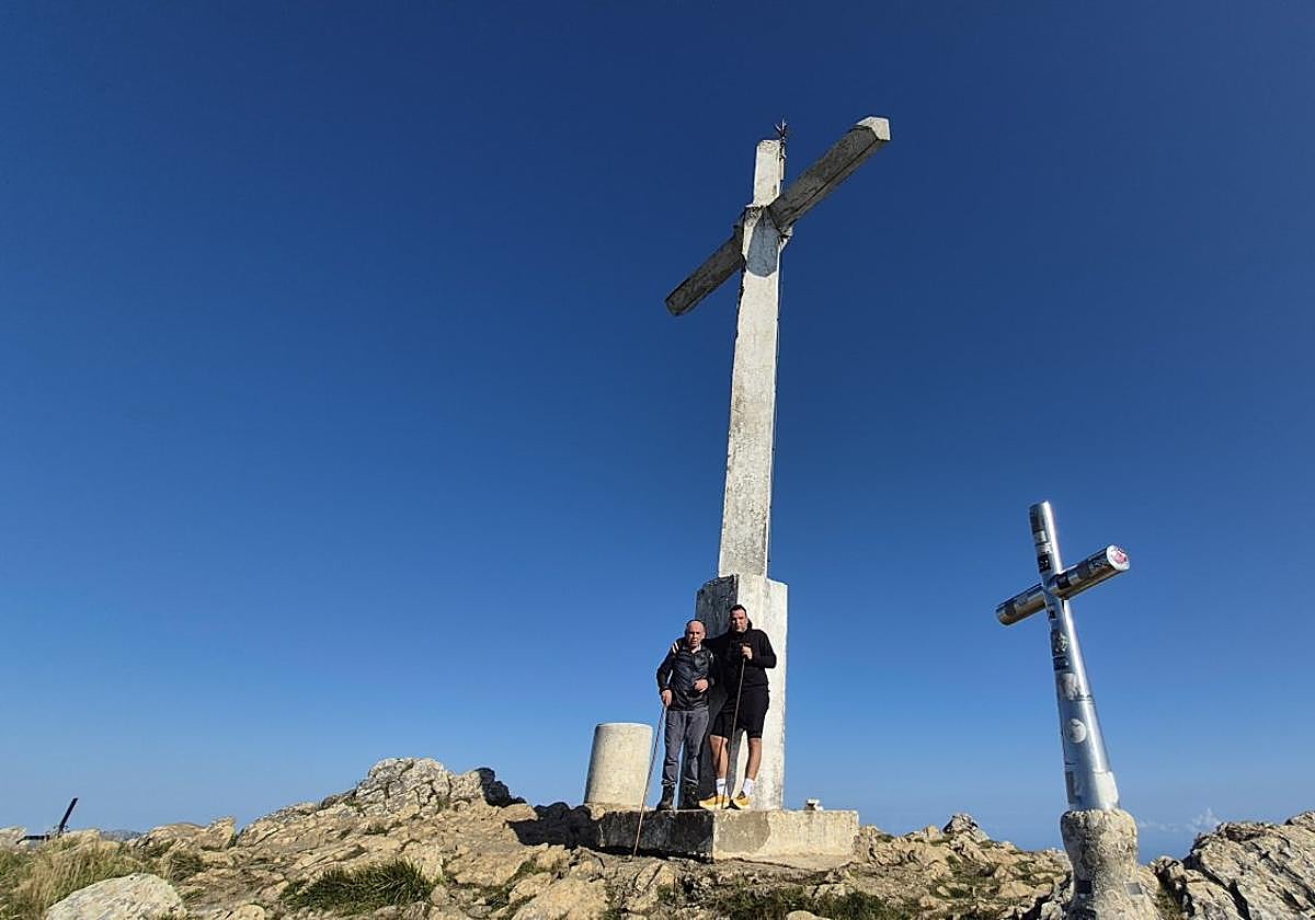 Jose Mari Legarra y Gorka Elizondo coincidieron en la cruz de Hernio, a la que cada uno le pidió su deseo.