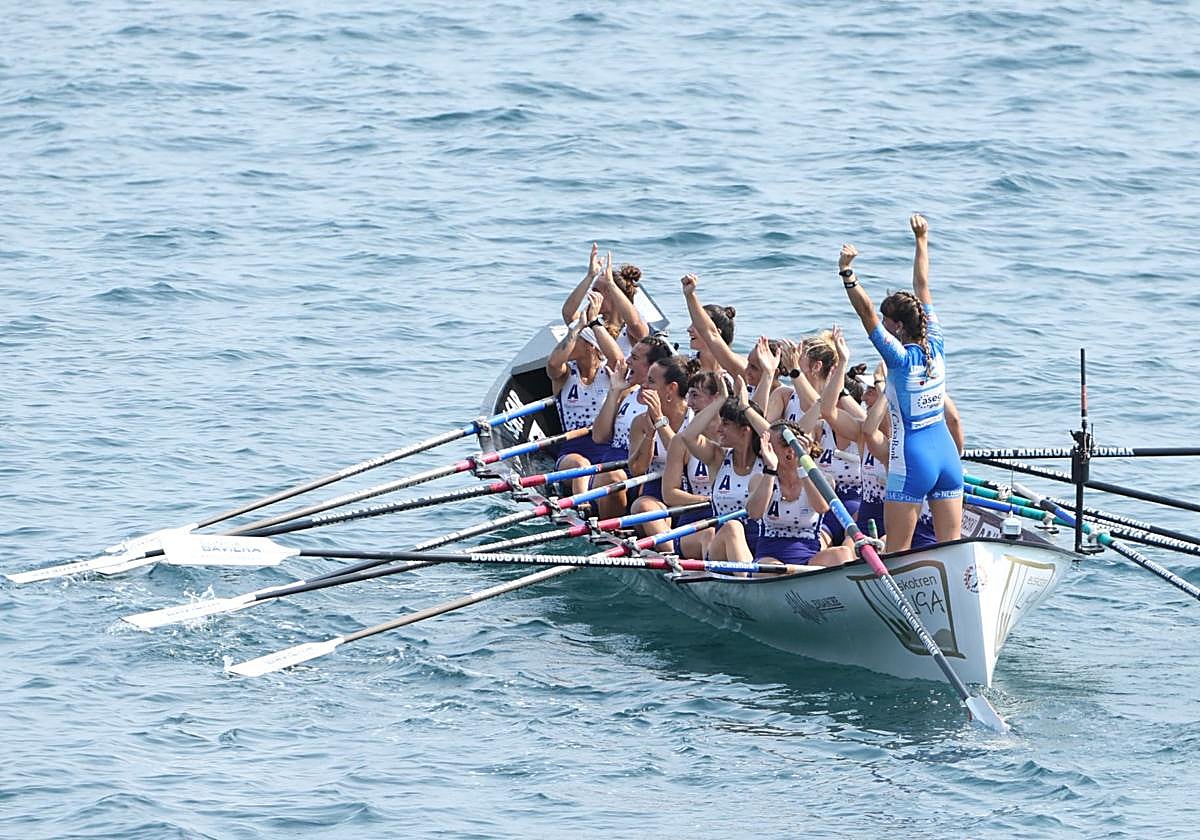 La trainera celebra en Getaria su triunfo, el duodécimo, y la Liga Euskotren.