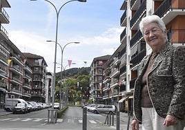 Gloria Tellechea, frente a la entrada del barrio Berazubi, lanzará el txupinazo de las fiestas del 60 aniversario.