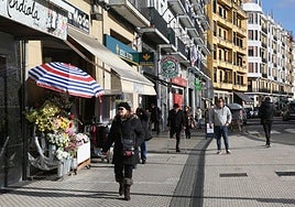 Euskadi Etorbidea, una de las calles que aglutina un mayor número de negocios de comerciantes, hosteleros y servicios de Pasaia.