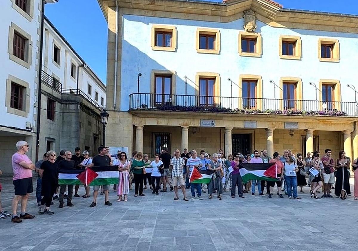 Concentración previa la pleno que aprobó la condena municipal a la actuación del estado de Israel.