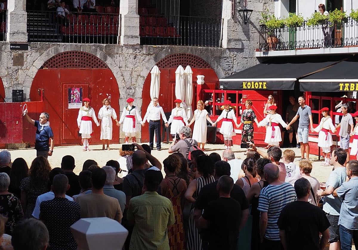 Uda ordezkarien dantzaurrea izango da astelehenean, Amabirjina egunean, Itxaropena dantza taldeak eta Idiakaitz taldeak lagunduta.