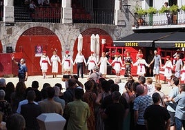 Uda ordezkarien dantzaurrea izango da astelehenean, Amabirjina egunean, Itxaropena dantza taldeak eta Idiakaitz taldeak lagunduta.