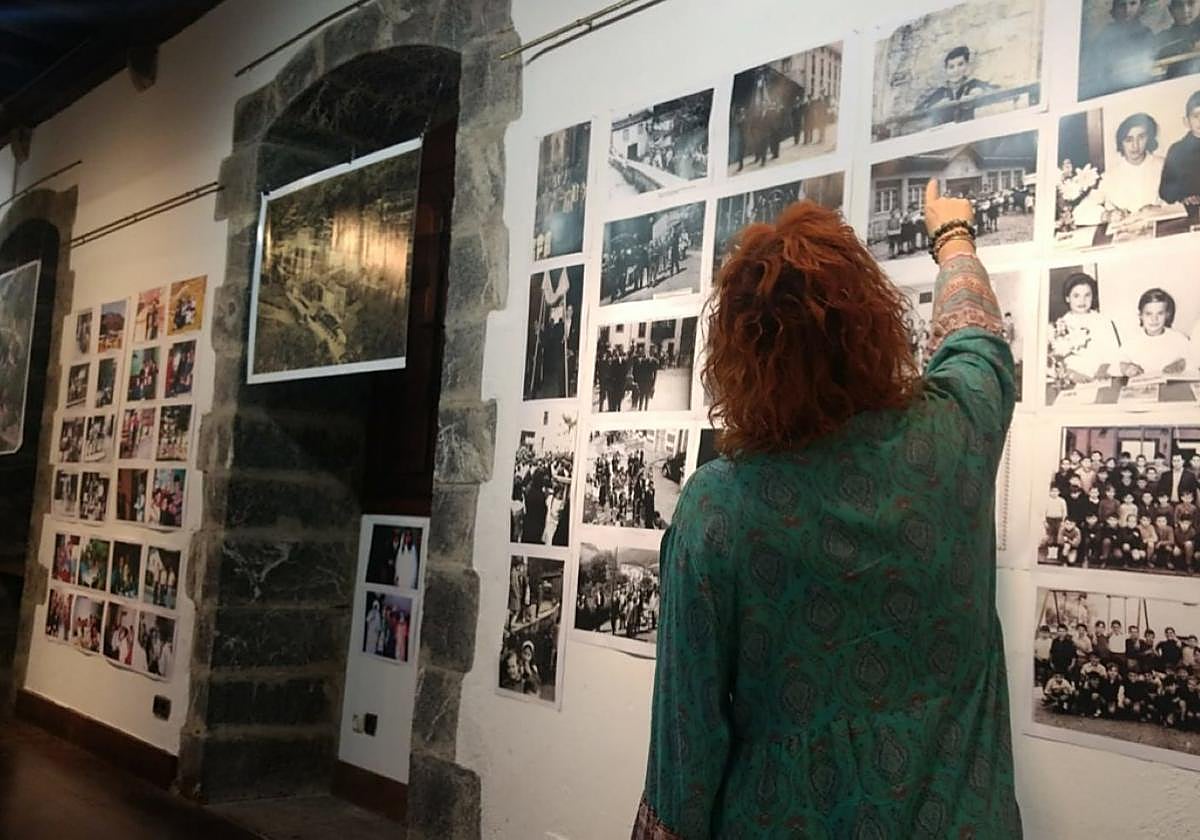 Una ciudadana contempla las imágenes de la muestra.