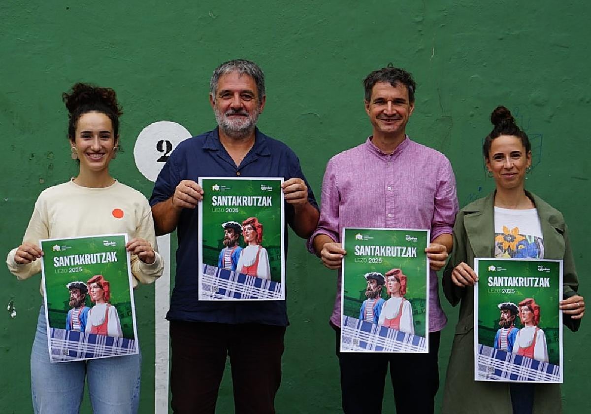 Ainhoa Salaberria, Jon Legorburu, Mikel Arruti y Eneritz Arruti con el cartel de las Santakrutz jaiak de este año.