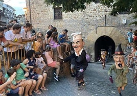 La salida y entrada de los txorimalos suele ser todo un espectáculo y sus pasacalles multitudinarios.