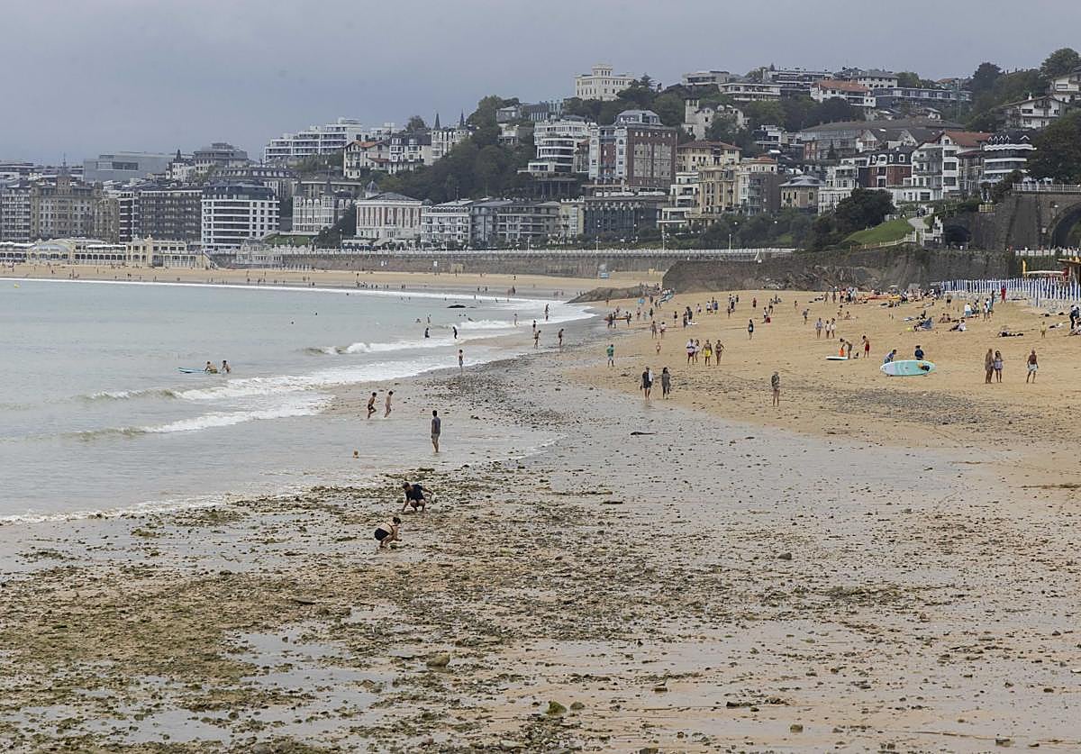 Nueva recogida de piedras con devolución de arena a la playa de Ondarreta el lunes