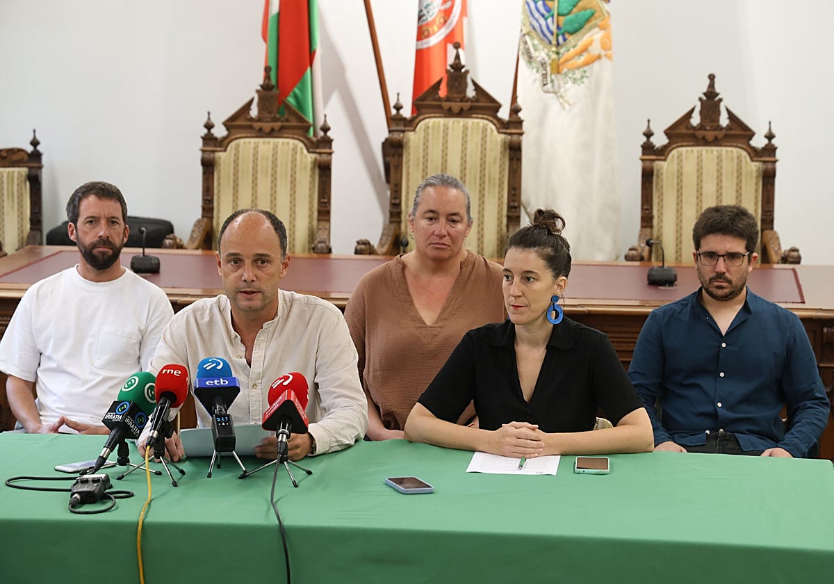 El alcalde Enparan, con integrantes del equipo de gobierno, ha valorado positivamente el auto.