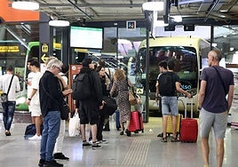 Varios viajeros esperan en la estación de autobuses ayer en Donostia.