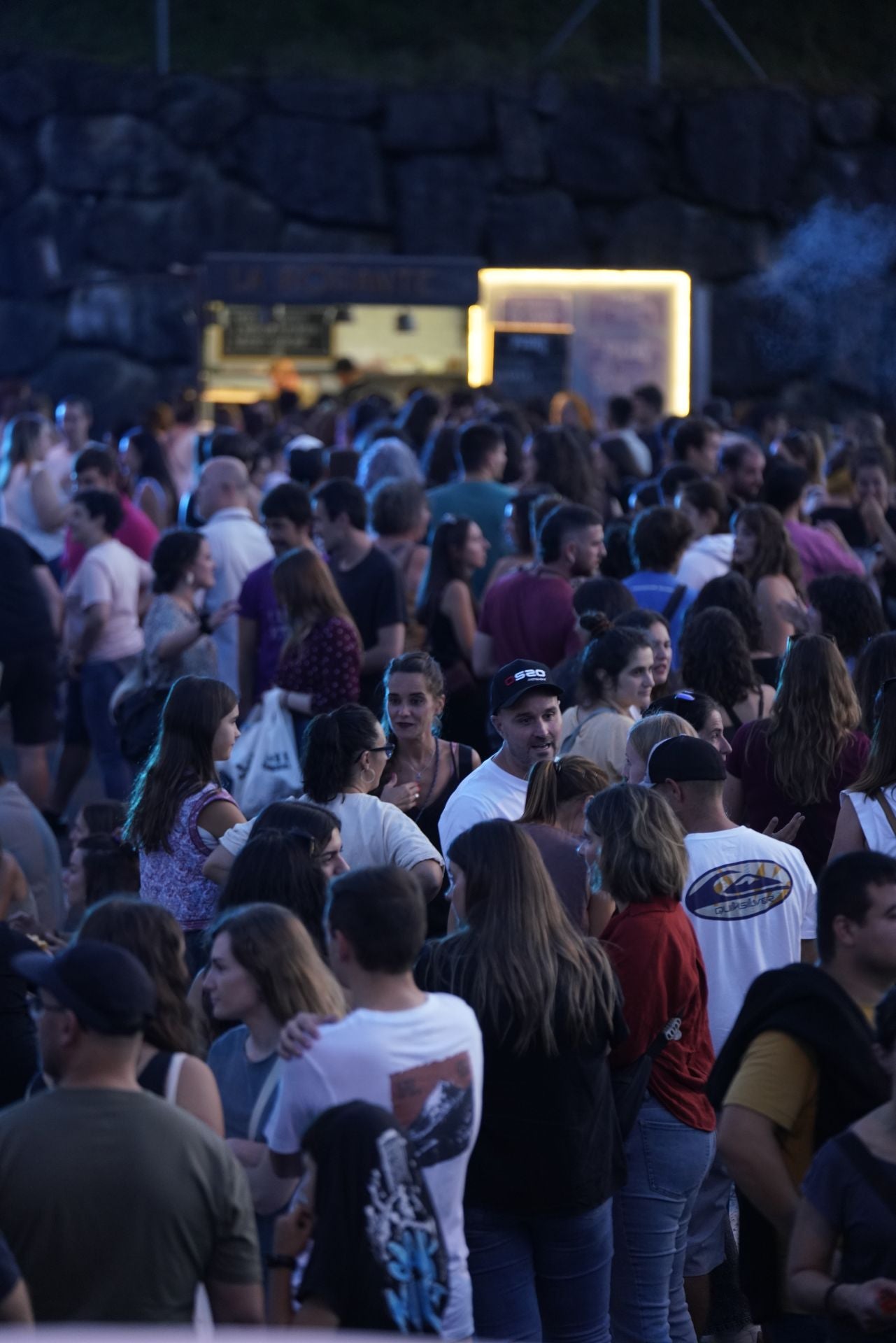 Ambiente de fiesta antes del concierto de Zetak