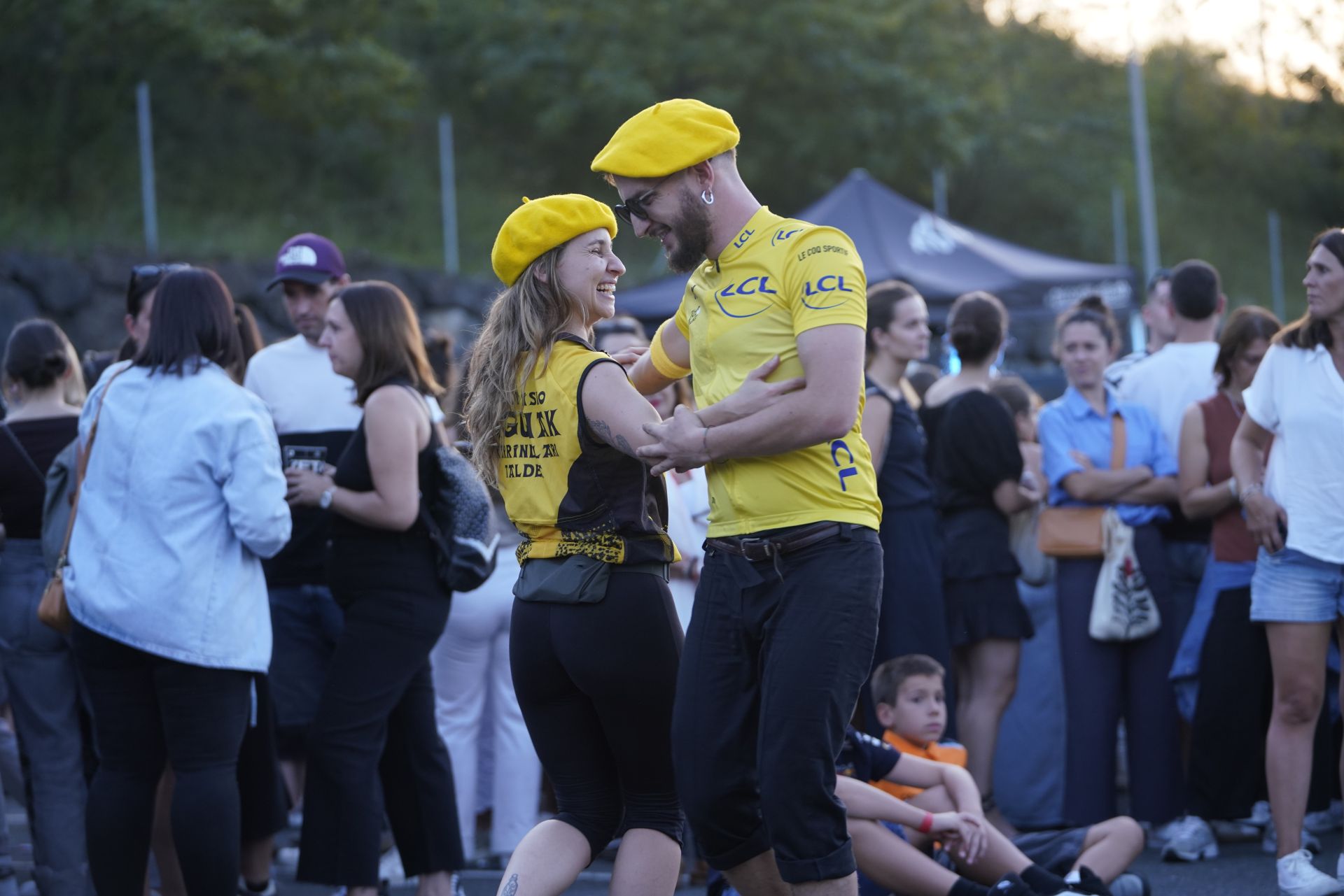 Ambiente de fiesta antes del concierto de Zetak