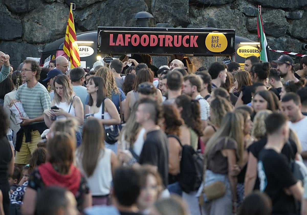 Ambiente de fiesta antes del concierto de Zetak