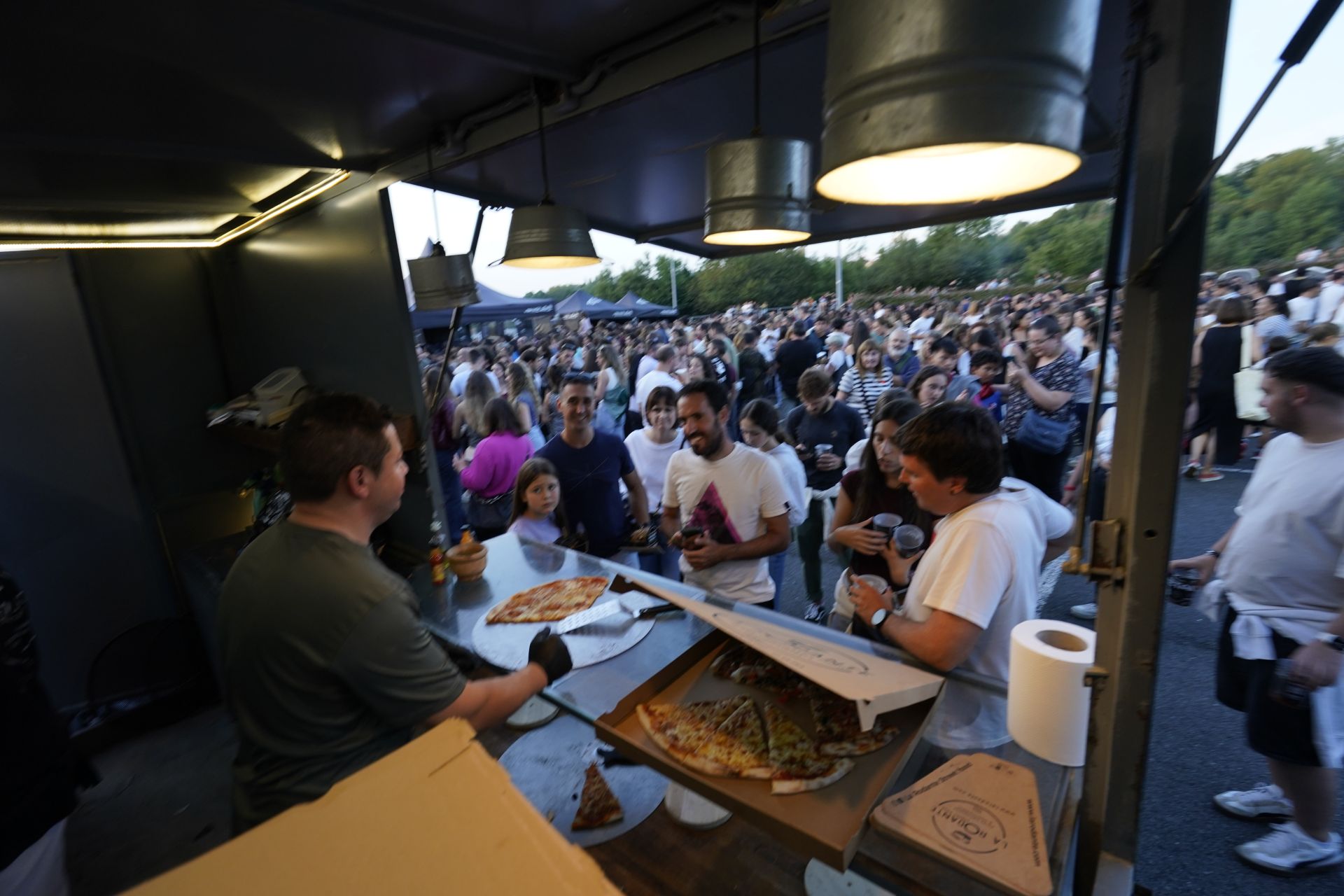Ambiente de fiesta antes del concierto de Zetak