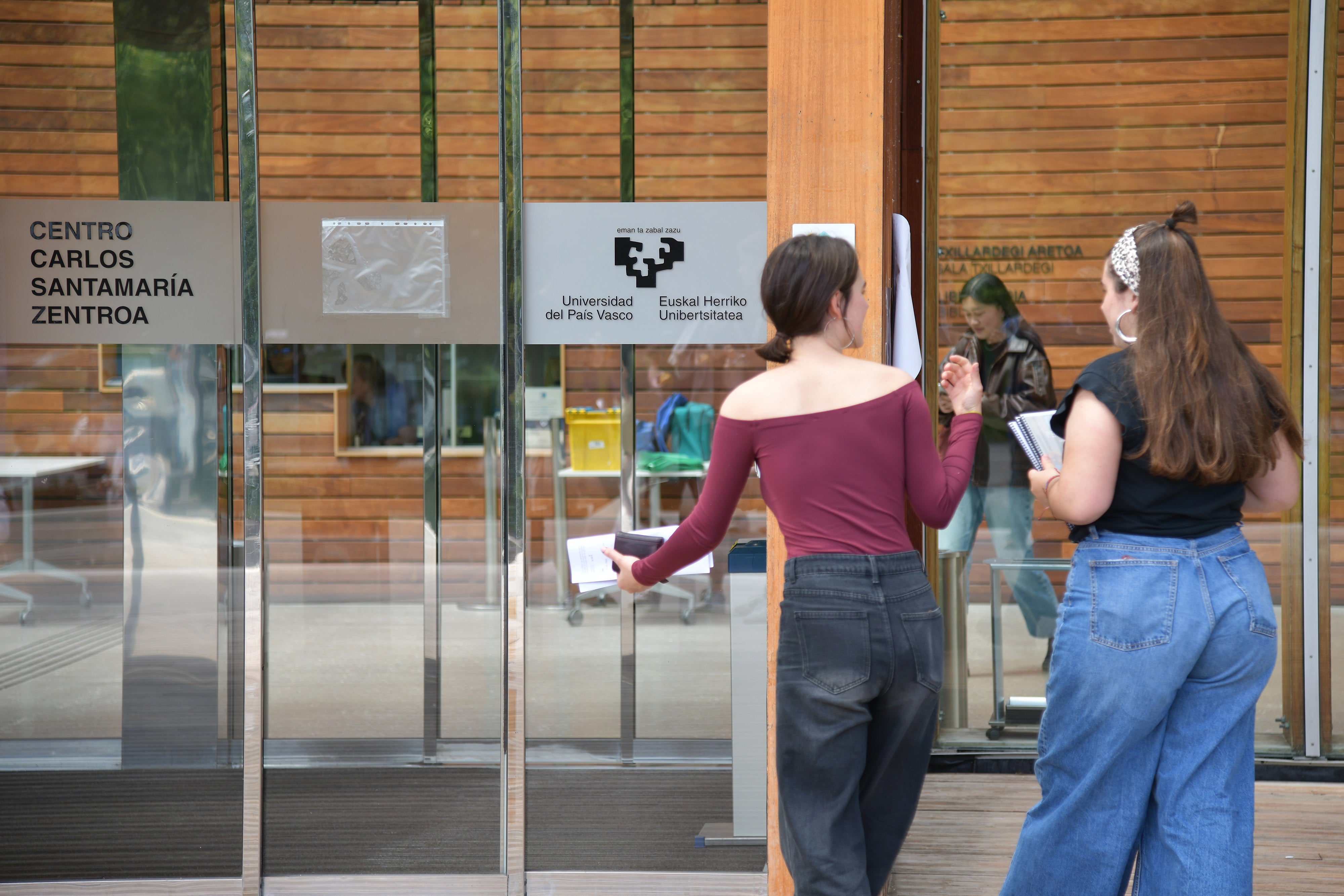 Dos alumnas de la EHU se dirigen al edificio Carlos Santamaría.