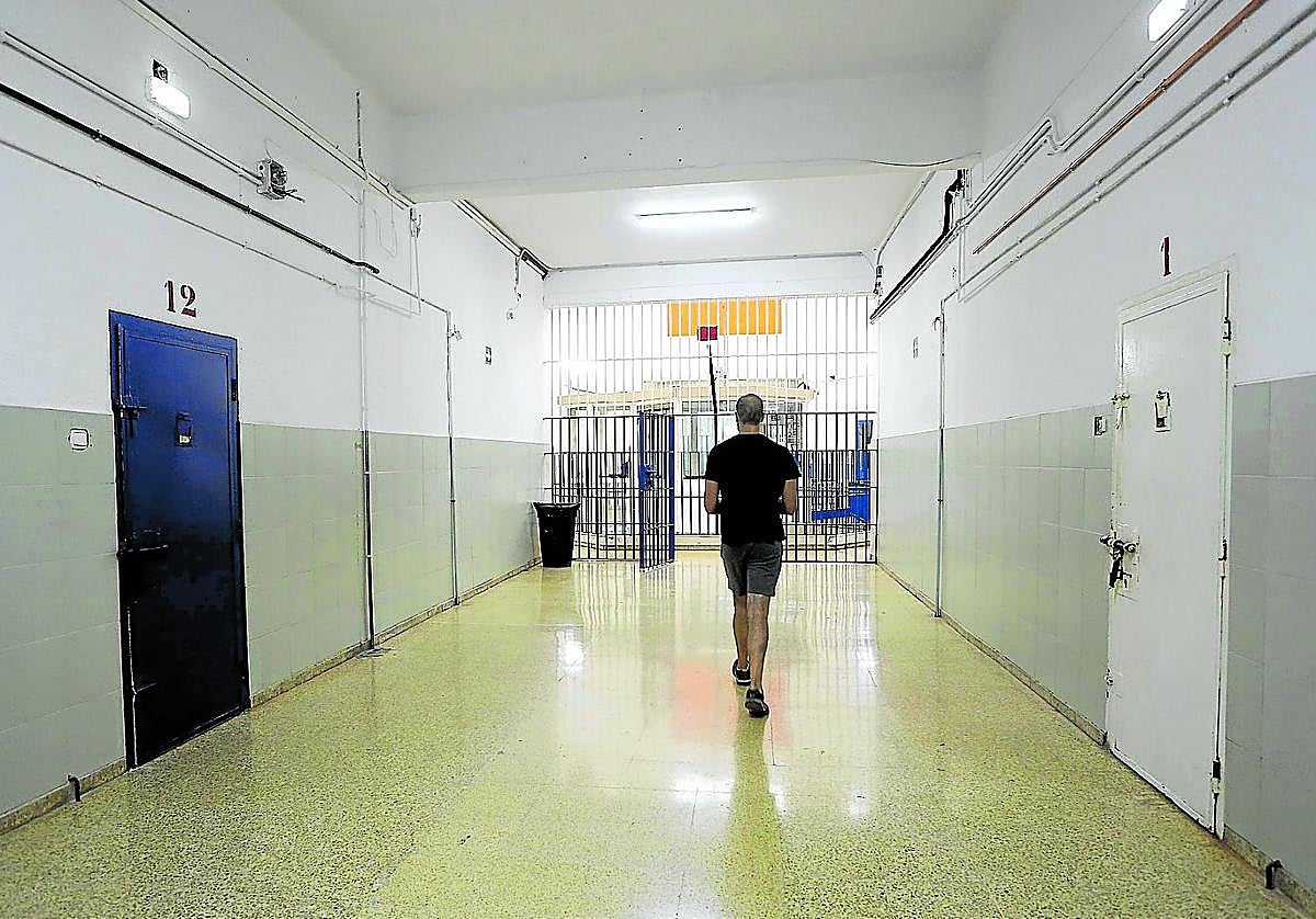 Un hombre camina en una de las galerías del centro penitenciario de Gipuzkoa en el barrio donostiarra de Martutene.