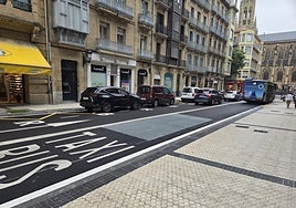 Critica Christian Lacunza: «Seguimos colocando en calzadas de la ciudad grandes rejillas que son peligrosas cuando llueve para todo tipo de vehículos de dos ruedas. No aprenden nuestros políticos y seguimos malgastando nuestro dinero... en este caso, en el tramo de circulación recién abierto en San Bartolomé».