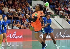 Lyndie Tchaptchet lanza a portería esta tarde en Pamplona.