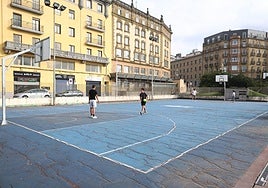 Como bien se aprecia en la imagen, la cancha de basket de Sagüés está completamente agrietada. Se va a cambiar el pavimento y también las canastas.