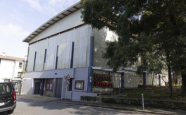 Las obras están en marcha en el frontón de Igeldo para cerrar la parte superior del frontis y sanear y pintar la fachada.