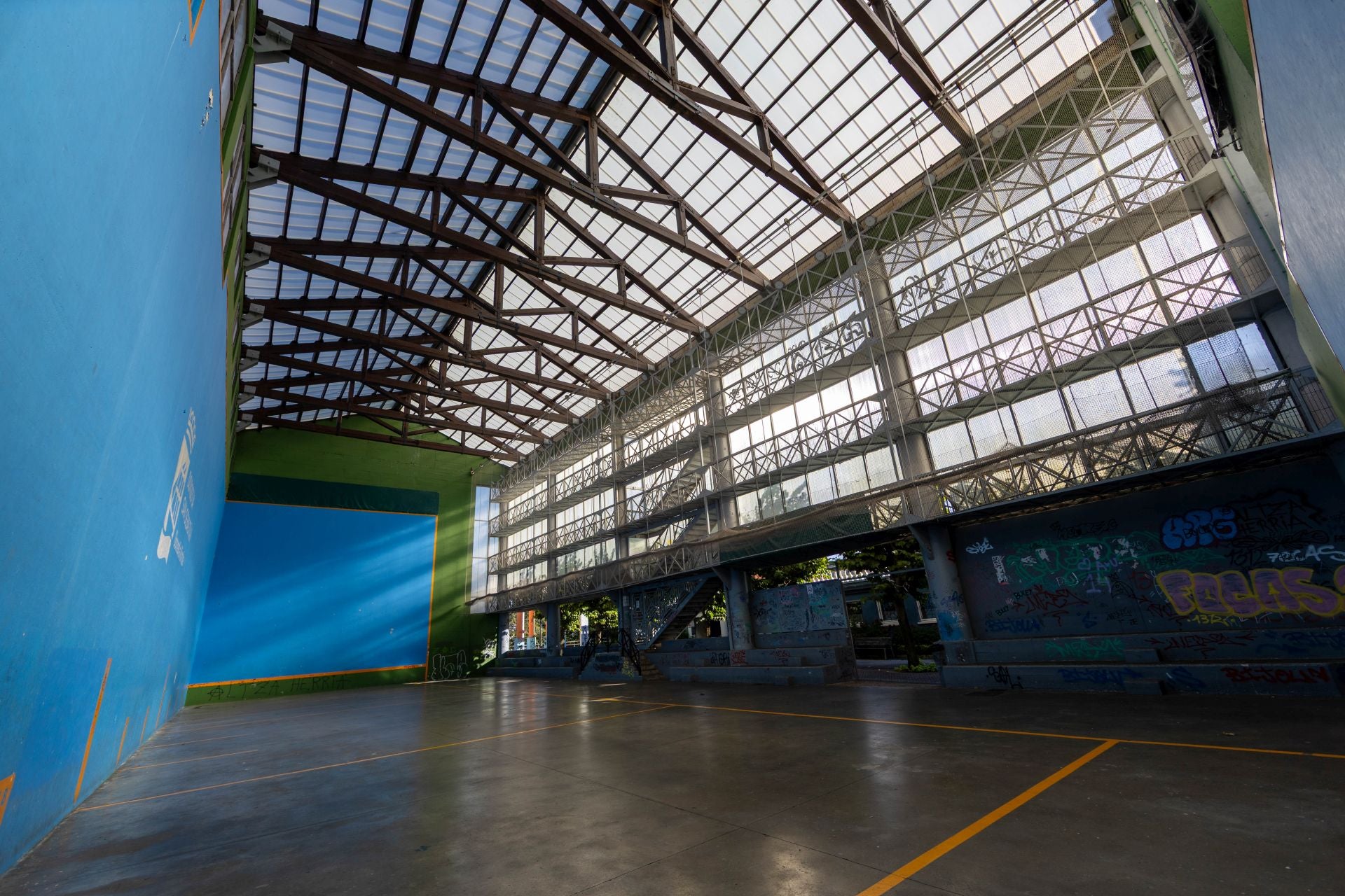 Renovar el graderío del frontón de Altza es el principal objetivo de la renovación prevista.