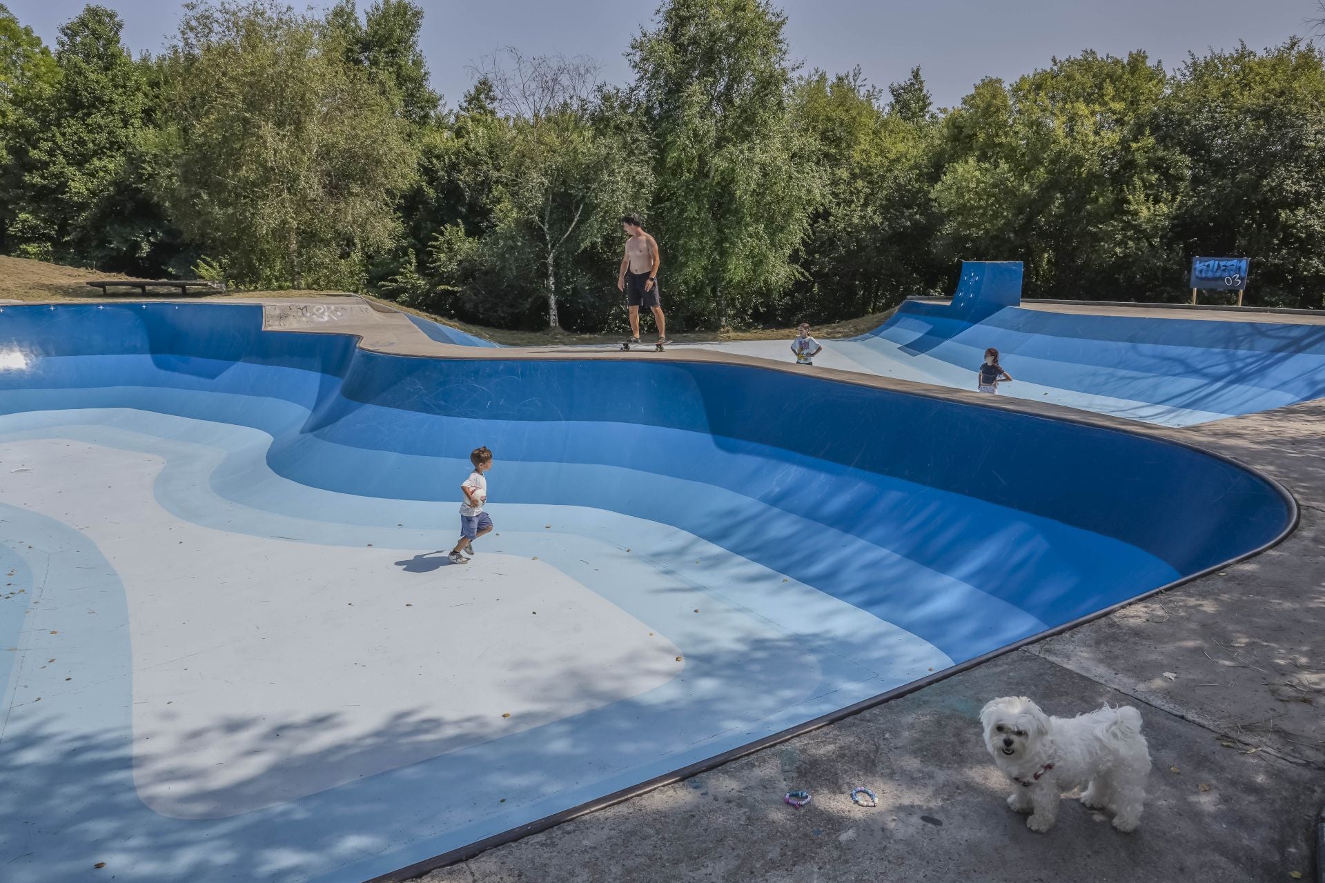 Se pintó en el skate park de Pagola un mural en primavera. Una actuación similar se quiere hacer en la cancha de Juan Carlos Guerra de Bidebieta.