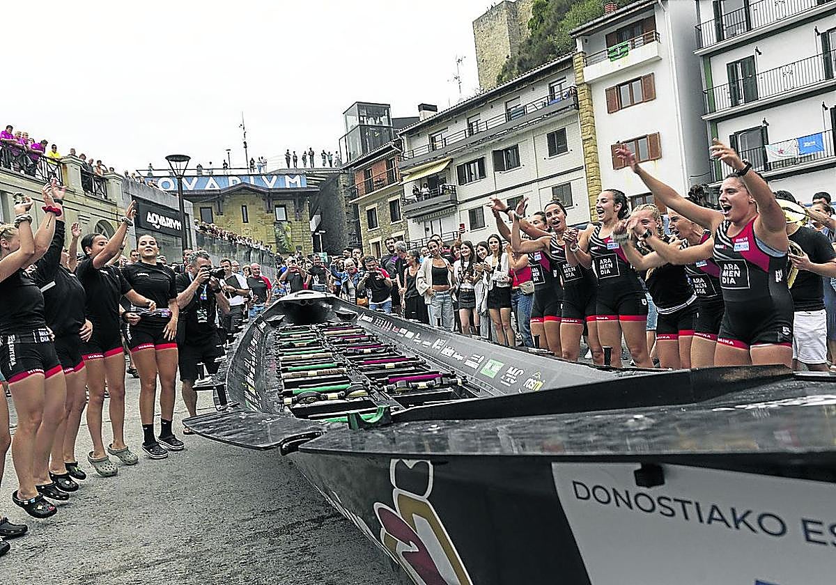Las remeras de Hibaika celebran su clasificación.