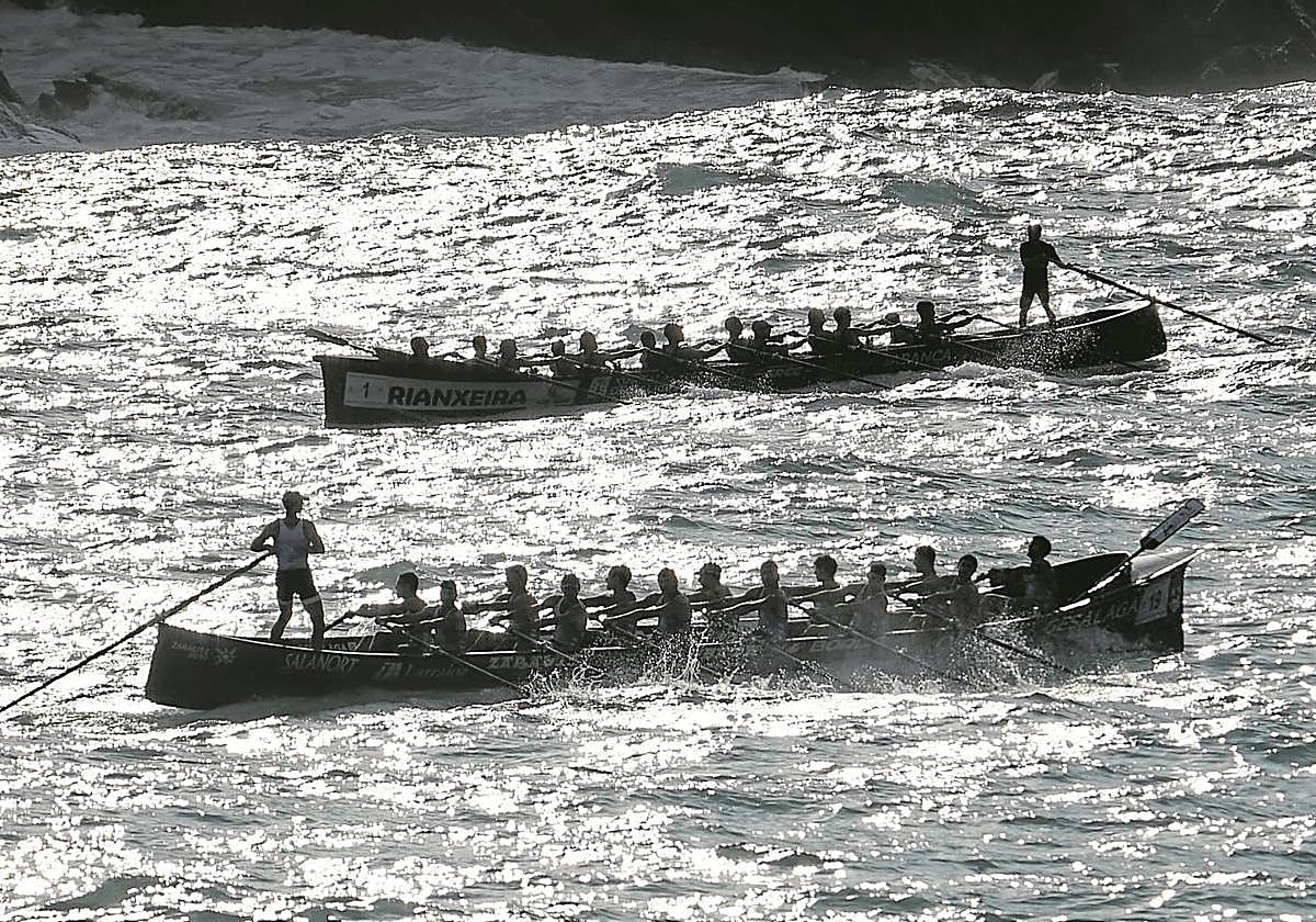 Dos traineras que el pasado jueves compitieron en la calsificatoria para La Concha.