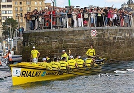 Gorka Aranberri patronea a la 'San Nikolas' bajo la atenta mirada del entrenador Iker Zabala y de decenas de curiosos agolpados en el muelle donostiarra.