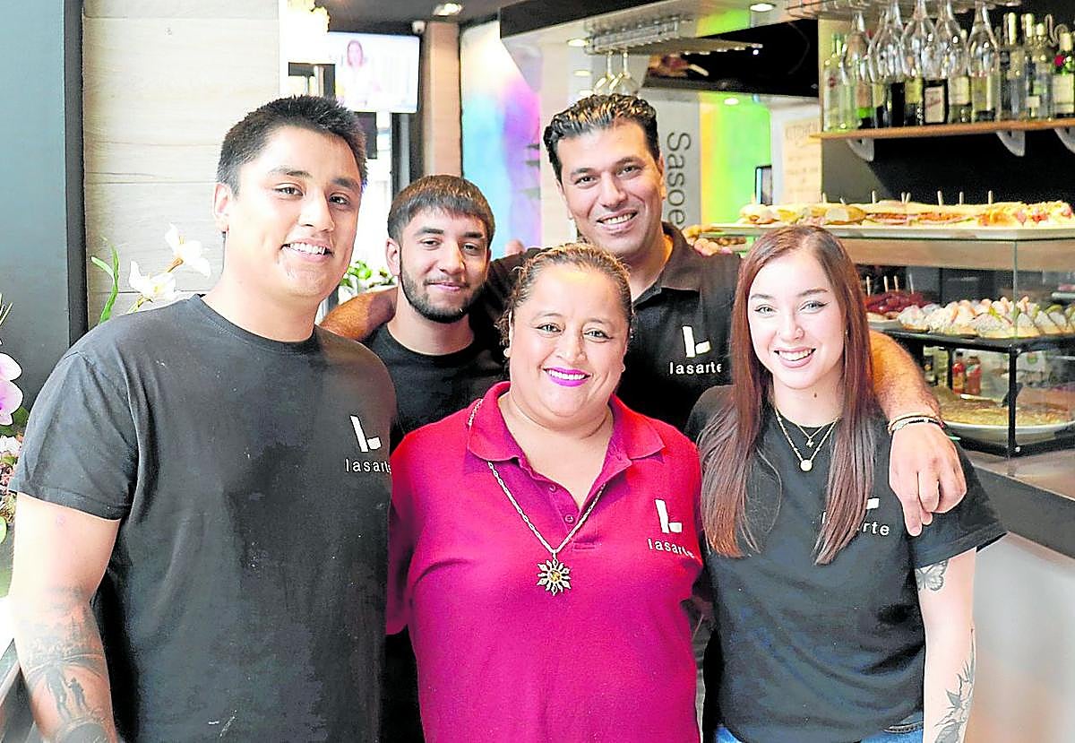Margarita Arboleda posa junto a parte de su equipo de trabajo en el Bar Lasarte que adquirió hace más de un año y en el que está triunfando con una propuesta gastronómica muy atractiva.