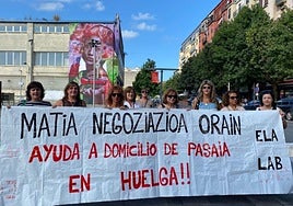Trabajadoras del SAD durante la manifestación de ayer en Trintxerpe.